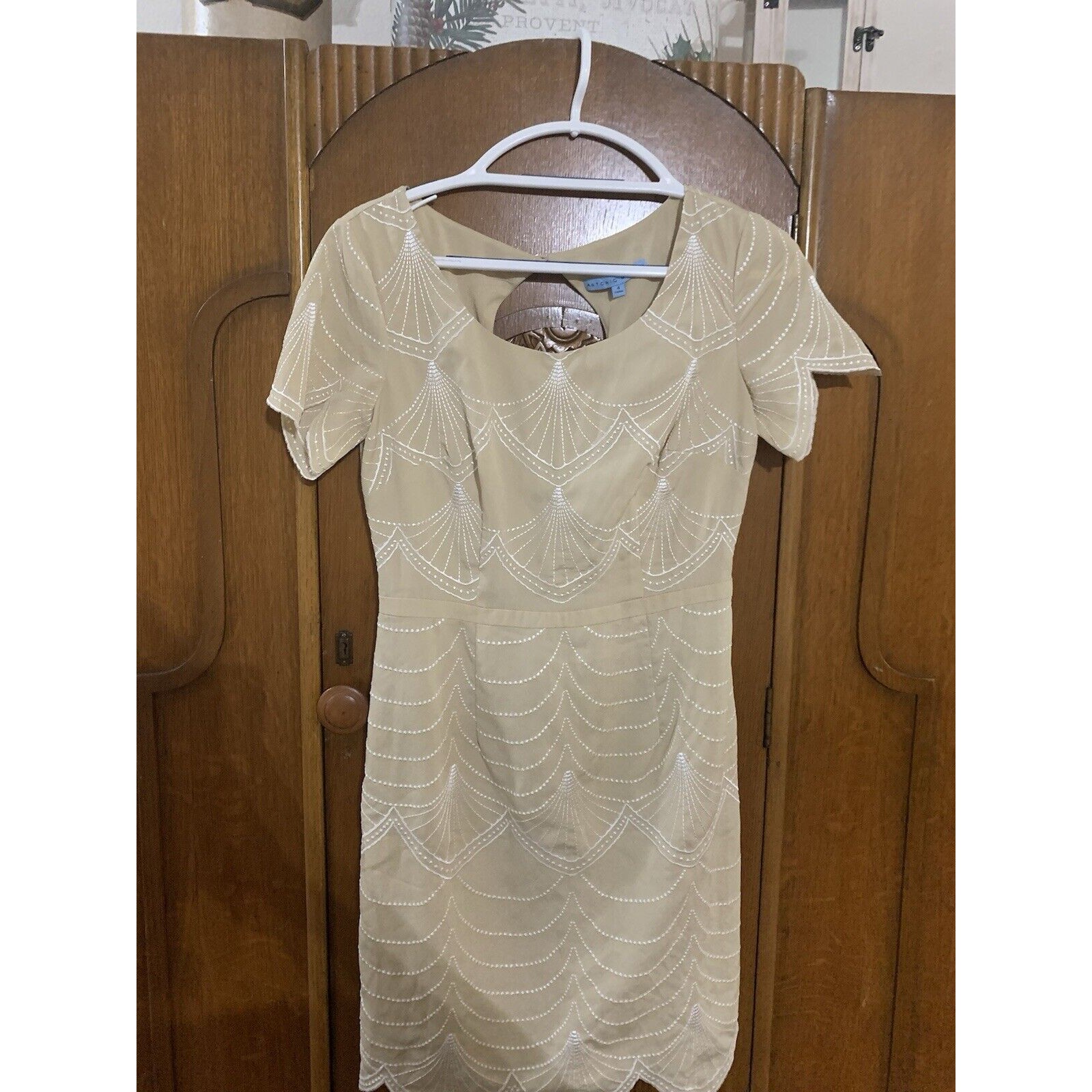 Antonio Melani. Women’s Beige Embroidered Dresswith Keyhole And Zip Size 4. B30
